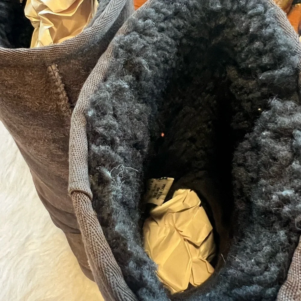 UGG Chestnut Suede boots size 9W